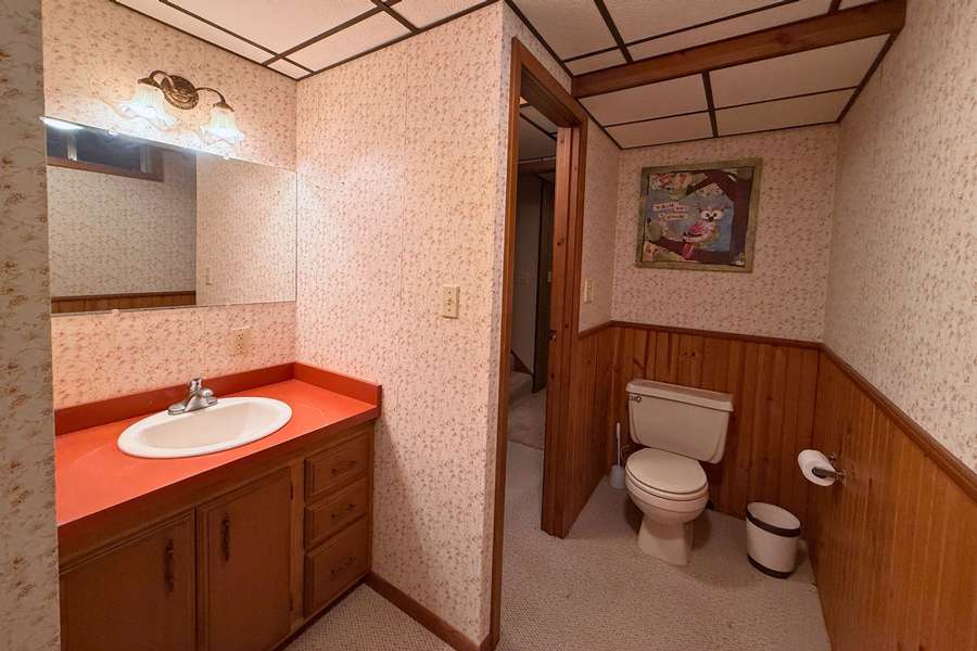 basement bathroom1.jpg